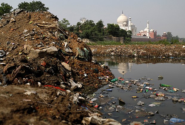 Неподалеку от Тадж-Махала в реке Джамне плавает мусор