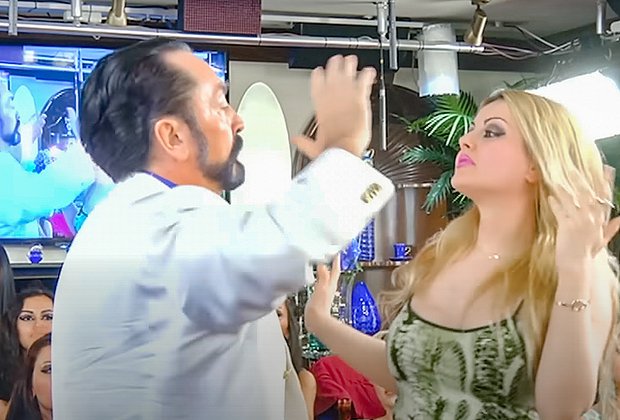 Аднан Октар танцует с девушкой в эфире телеканала A9. Кадр: Canlı Sohbetler TV / YouTube