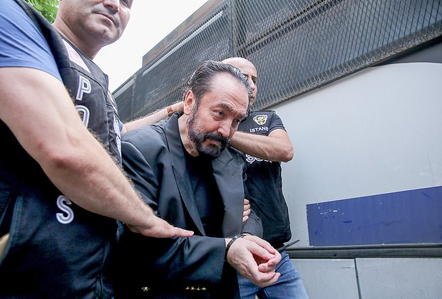 Задержание Аднана Октара в июле 2018 года. Фото: Isa Terli / Anadolu Agency / Getty Images