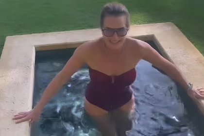 57-летняя Брук Шилдс показала фигуру в купальнике