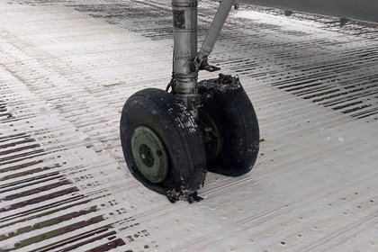 У российского Ан-24 с 32 пассажирами на борту перед взлетом лопнули колеса шасси
