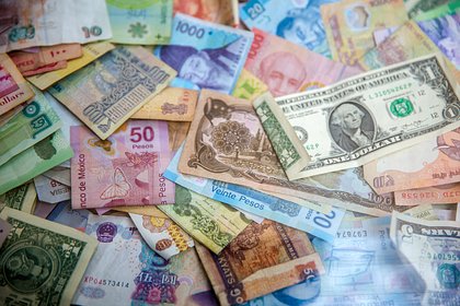 Экономист посоветовал российским туристам купить валюту в ближайшую неделю