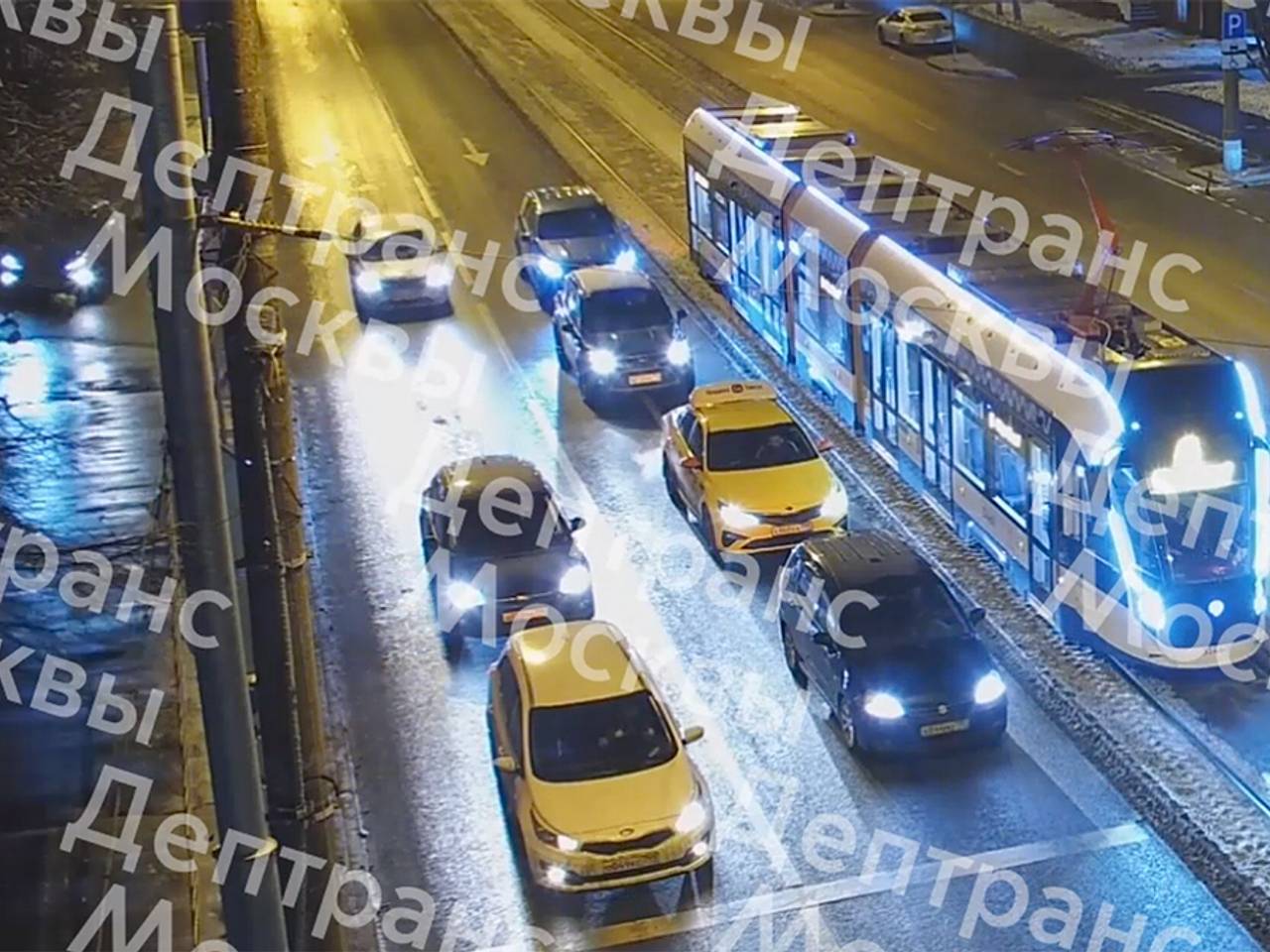 В Москве машина выехала на тротуар и сбила женщину с двумя детьми:  Происшествия: Россия: Lenta.ru