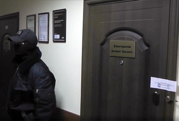Оперативник возле кабинета полковника Дмитрия Елистратова. Фото: СК РФ