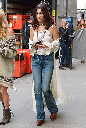 Бохо-шик в исполнении Беллы Хадид: сабо на платформе, джинсы и длинный кардиган. Нью-Йорк, 2015 год