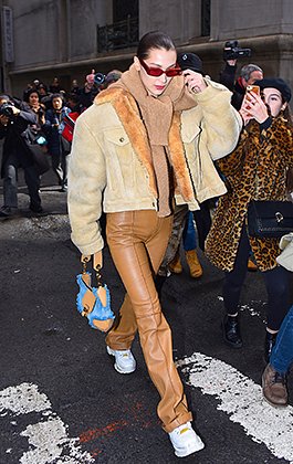 Зимой Белла носит короткие дубленки, бомберы и кожаные брюки по фигуре. Нью-Йорк, 2019 год