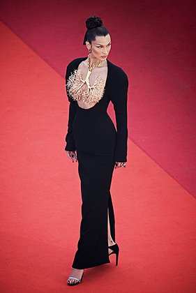 Знаменитое «платье с бронхами», выбранное Беллой для визита на премьеру фильма «Три этажа» на Каннском кинофестивале, 2021 год