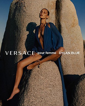 Белла демонстрирует безупречные ноги в рекламе аромата Versace Dylan Blue, 2020 год