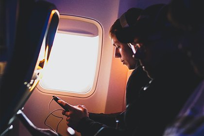 Стюардесса рассказала о самом раздражающем действии пассажиров с телефонами