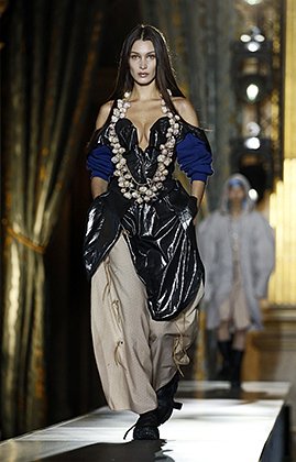 Белла на показе Vivienne Westwood на Неделе моды в Париже, 2020 год