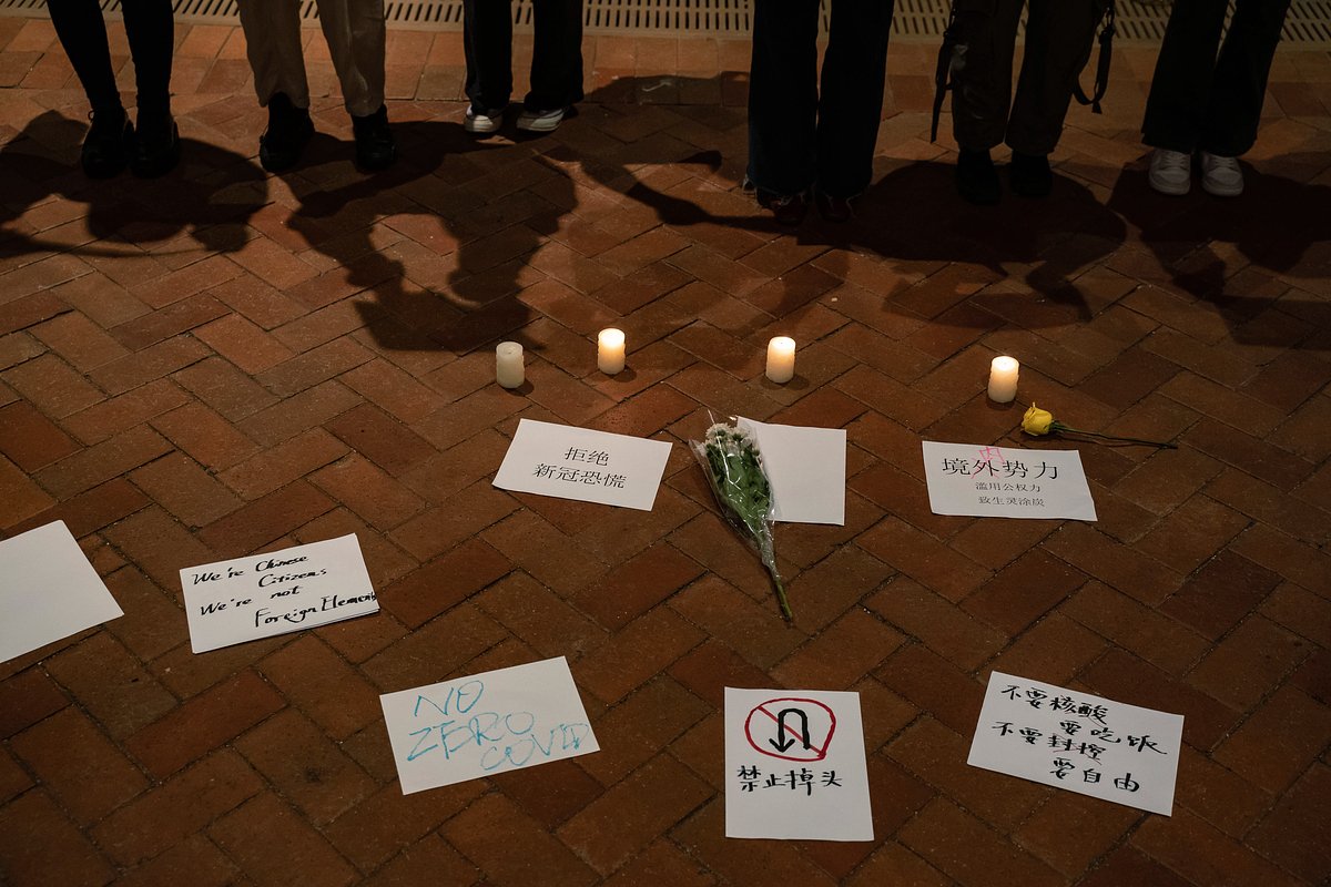 Возложение свечей и цветов во время бдения в память о жертвах антикоронавирусной политики в Китае, Гонконгский университет, 29 ноября 2022 года, Гонконг