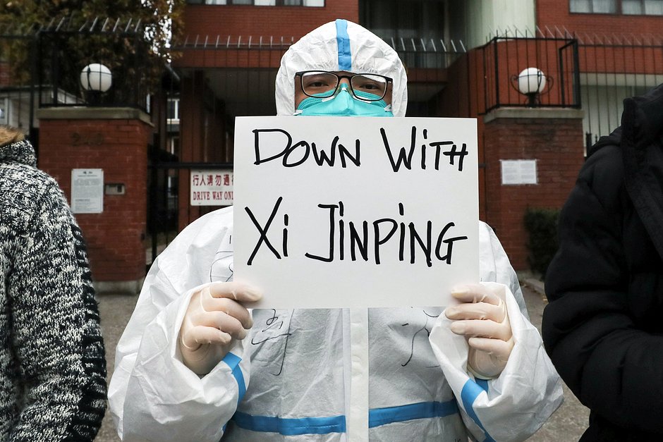 Человек с листом белой бумаги А4 во время акции протеста возле консульства КНР в Торонто (Канада) высказывает несогласие с политикой Си Цзиньпиня по борьбе с распространением COVID-19 в Китае, 29 ноября 2022 года