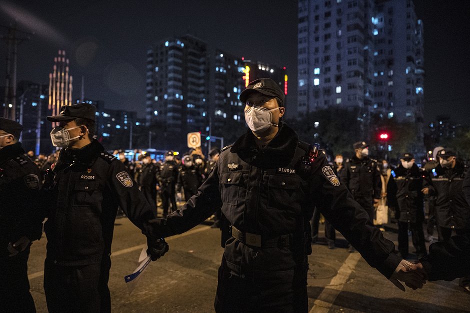 Полиция формирует оцепление во время акции протеста, 27 ноября 2022 года, Пекин