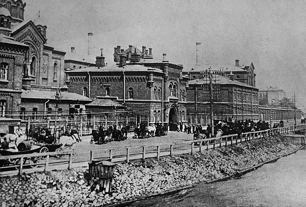 Вид с Невы на тюрьму «Кресты» на Арсенальной набережной в Петрограде. 1917 год