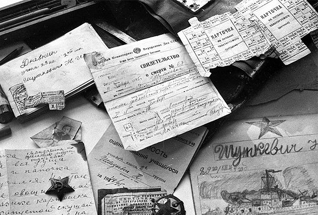 Документы участника Ленинградской блокады: свидетельство о смерти, учетная карточка, карточки на питание и личные письма