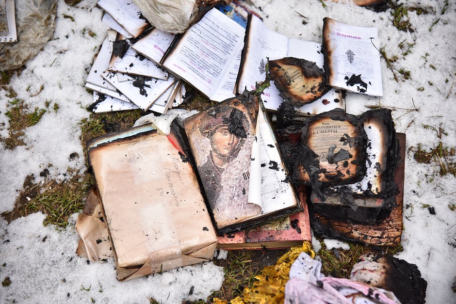 Обгоревшие книги из церкви святого князя Владимира Украинской православной церкви Московского патриархата во Львове, в которой ночью 3 февраля 2018 года произошел пожар