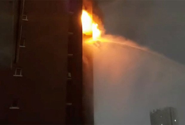 Кадры пожара в Урумчи, ставшего поводом для протестов