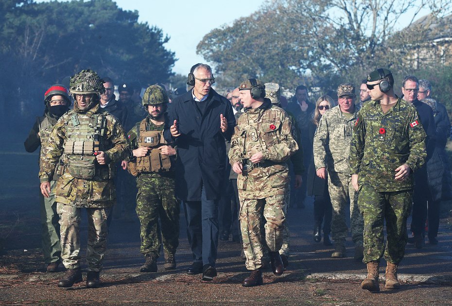 Генеральный секретарь НАТО Йенс Столтенберг с участниками британской программы по подготовке украинских военнослужащих. Графство Кент, Великобритания, ноябрь 2022 года