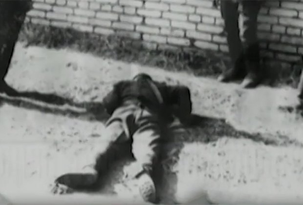 Тело рядового Батагова, убитого участниками банды «Белый крест»