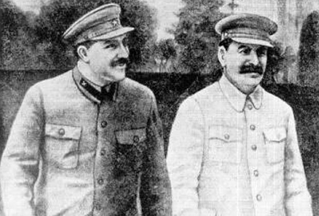 Лазарь Каганович (слева) и Иосиф Сталин