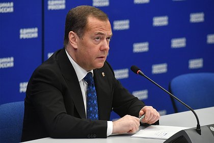 Медведев отреагировал мемом на решение о потолке цен на российскую нефть