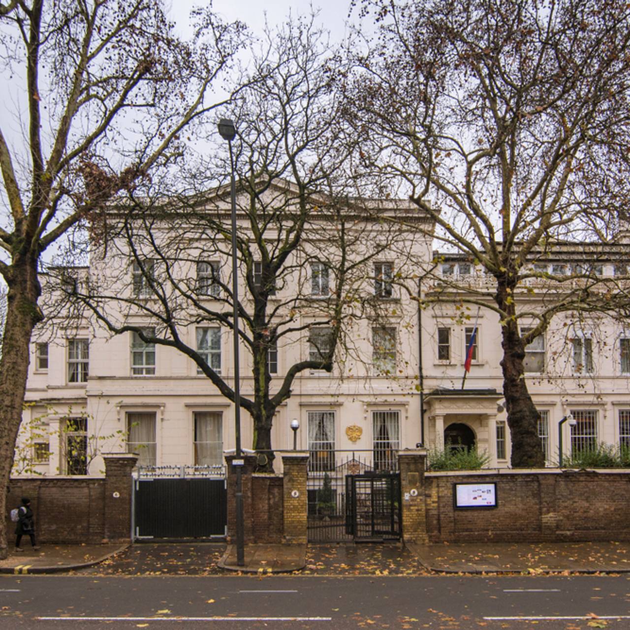Посольство в лондоне. Посольство РФ В Лондоне. Посольство Ирландии в Лондоне. Здание посольство РФ В Лондоне. Загородная резиденция российского посольства в Великобритании.