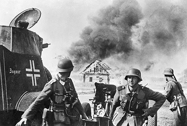 Немецкие артиллеристы в бою, 1941 год