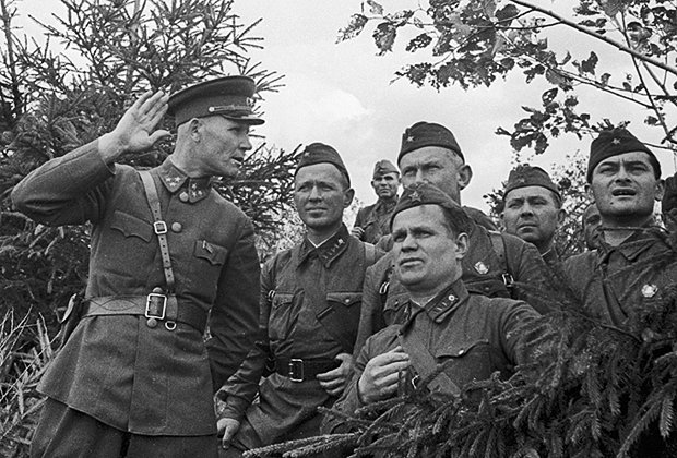На командном пункте у генерала Ивана Конева советские писатели Михаил  Шолохов, Александр Фадеев и Евгений Петров (слева направо), 1941 год