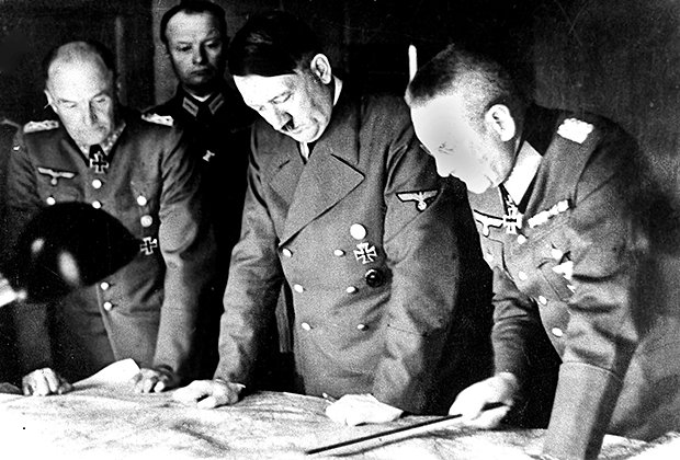 Адольф Гитлер (в центре) изучает карту вместе с фельдмаршалом Вальтером фон Браухичем и генералом Францем Гальдером, 1941 год