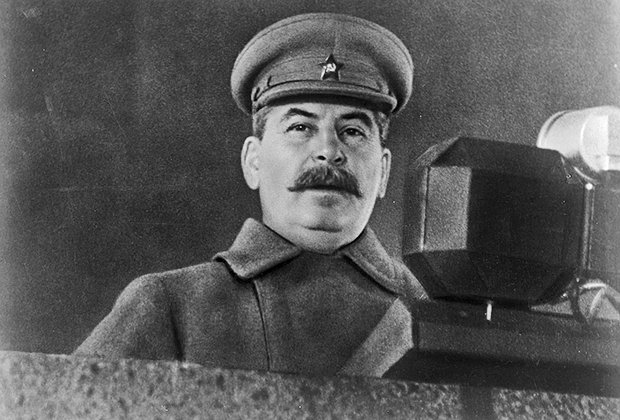 Иосиф Сталин выступает с речью на военном параде на Красной площади 7 ноября 1941 года