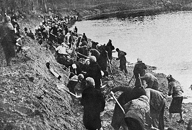 Жительницы Москвы сооружают оборонительный ров, 1 октября 1941 года