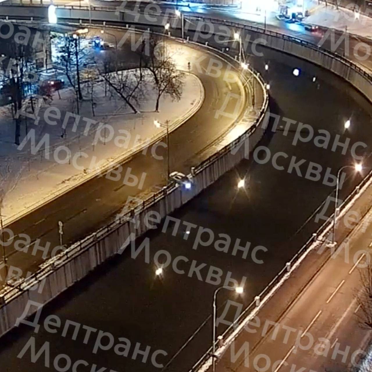 В Москве автомобиль упал в Яузу и попал на видео: Происшествия: Россия:  Lenta.ru