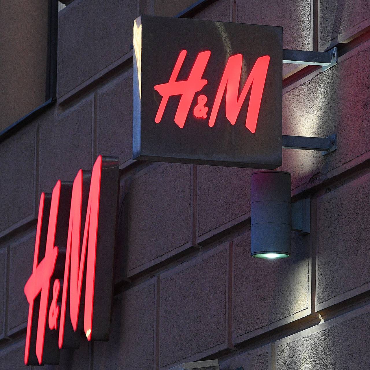 Х закрыть. HM Пермь. Шведский ритейлер h&m. H M В Твери Рио. H M интернет магазин одежды.