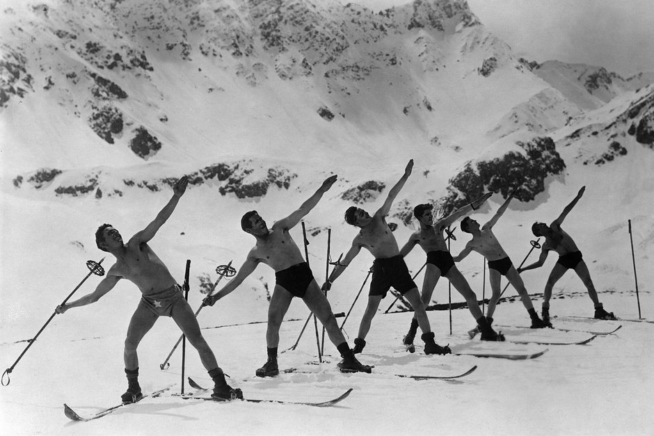 Солдаты швейцарской армии тренируются в Альпах, Швейцария, 1928 год