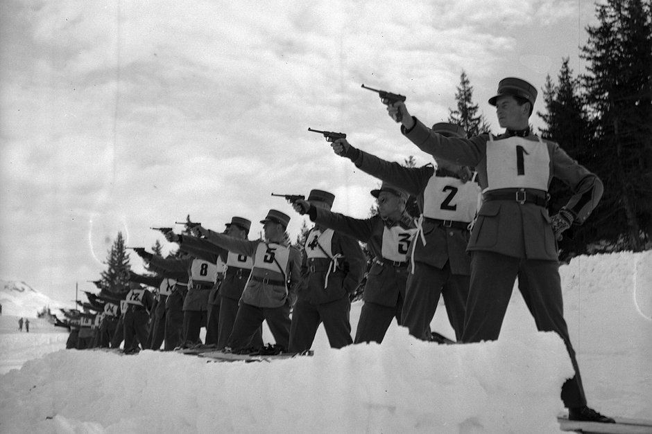 Офицеры стреляют из пистолетов на зимнем армейском чемпионате в Швейцарии, 1945 год