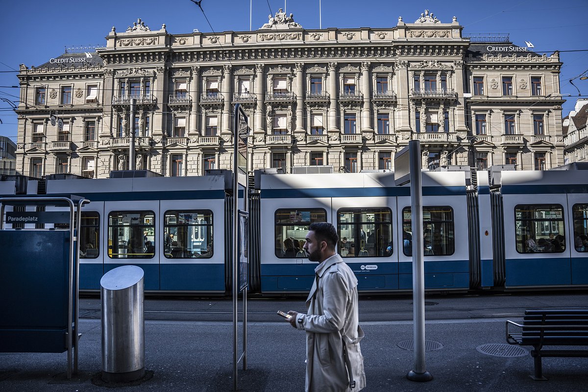 Трамвай проезжает мимо штаб-квартиры инвестиционного банка Credit Suisse Group AG в Цюрихе, Швейцария, 5 октября 2022 года