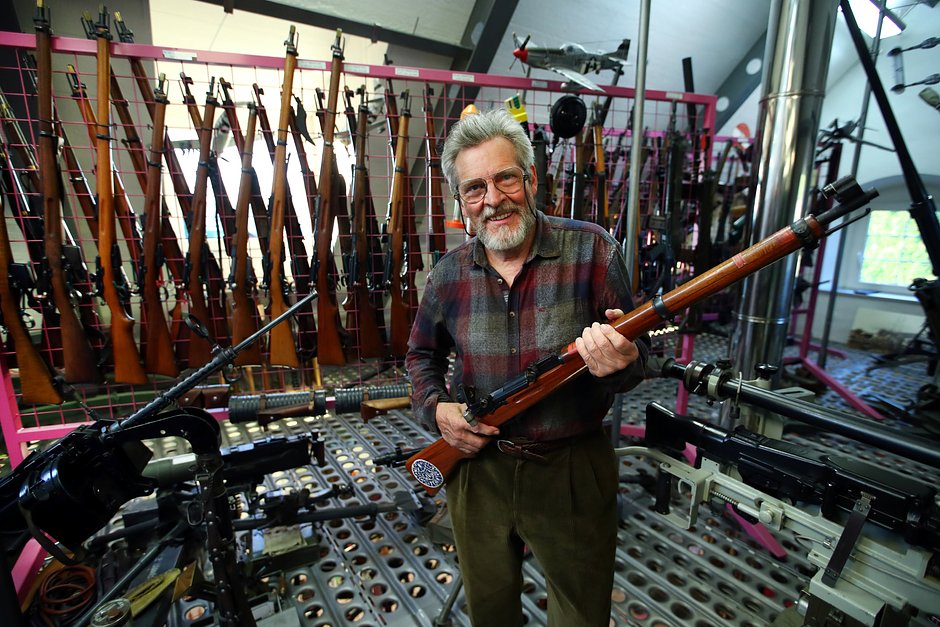 Арсен Пломб держит винтовку Musket 31 швейцарской армии из своей коллекции 1000 единиц оружия перед голосованием 19 мая 2019 года на референдуме по ужесточению законов о владении оружием, Бонкур, Швейцария, 13 мая 2019 года