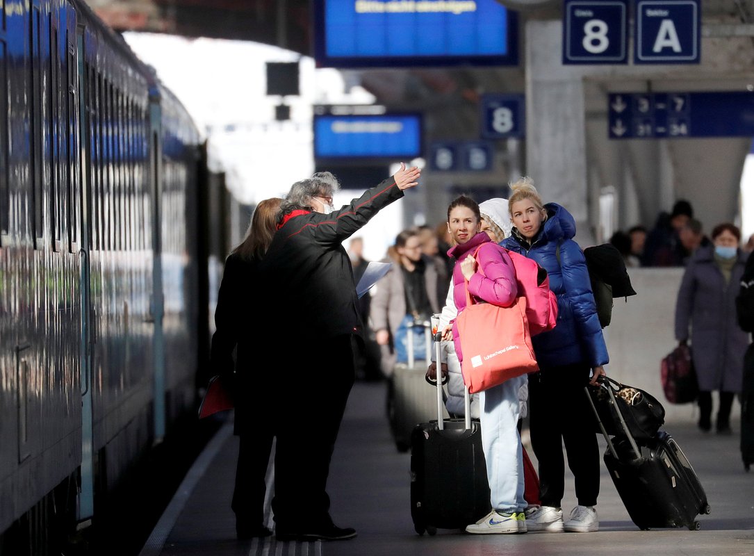 Сотрудник швейцарского оператора железных дорог SBB на вокзале в Цюрихе информирует беженцев с Украины, 10 марта 2022 года