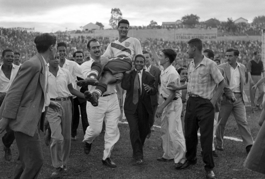 Нападающего Джо Гатьенса несут на руках после победы сборной США над Англией, ЧМ-1950