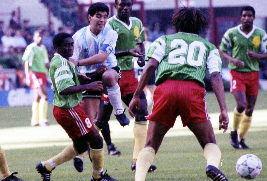 Аргентинский нападающий Диего Марадона (в центре) в матче с Камеруном на ЧМ-1990