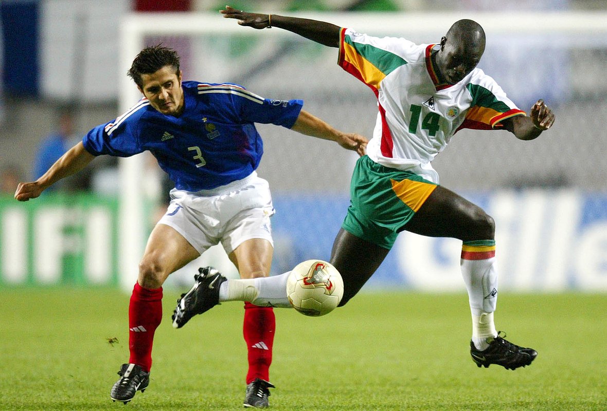 Игрок сборной Франции Бишенте Лизаразю и игрок сборной Сенегала Мусса Н'Диай, ЧМ-2002