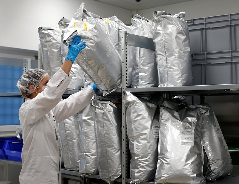 Сотрудник берет пакет с каннабисом в штаб-квартире производителя растительных лекарственных средств Bionorica в Ноймаркте, Германия, 9 февраля 2018 года