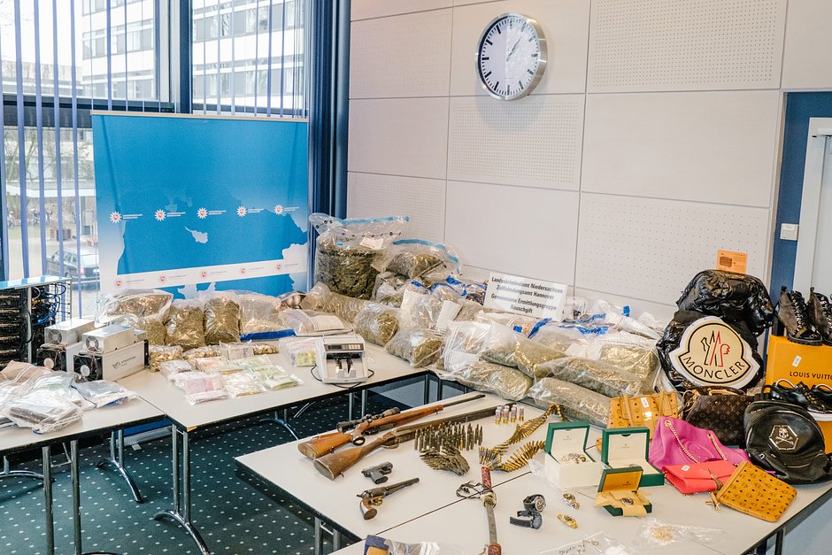 Ценности, оружие и наркотические вещества, изъятые во время антинаркотического рейда в районах Ганновера, Целле, Галле, Гамбурга, 3 марта 2021 года