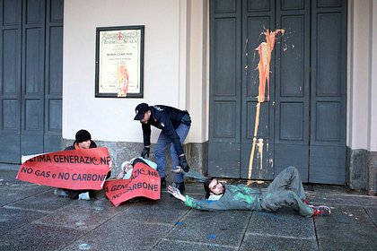 Театр «Ла Скала» облили краской в знак протеста