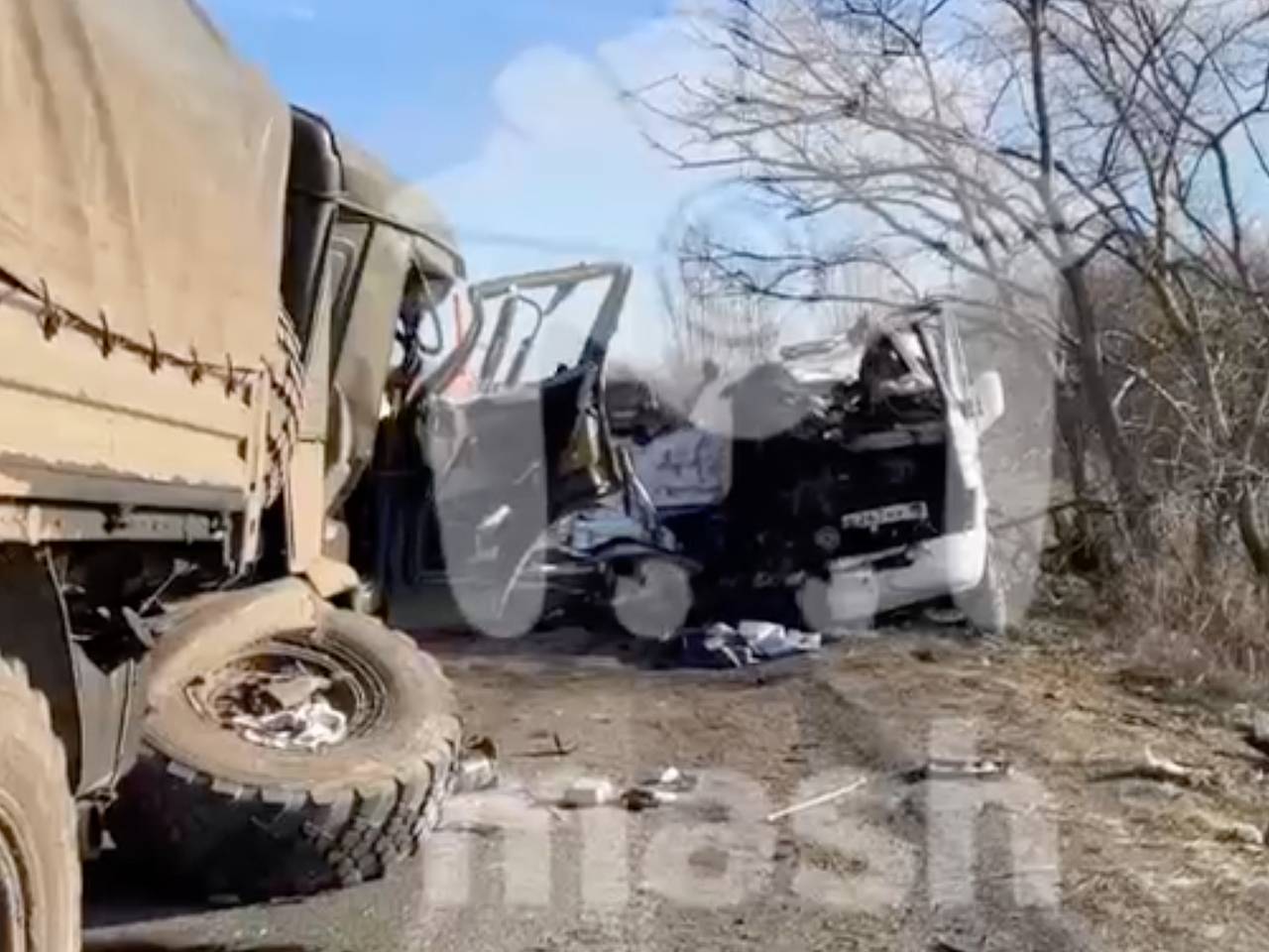 Искореженный военный КАМАЗ после ДТП с 16 погибшими в ДНР сняли на видео:  Происшествия: Россия: Lenta.ru