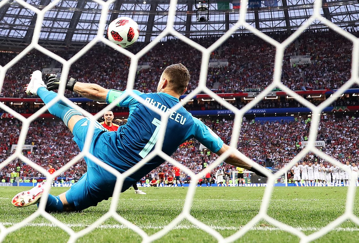 Игорь Акинфеев отражает пенальти в матче против Испании на ЧМ-2018