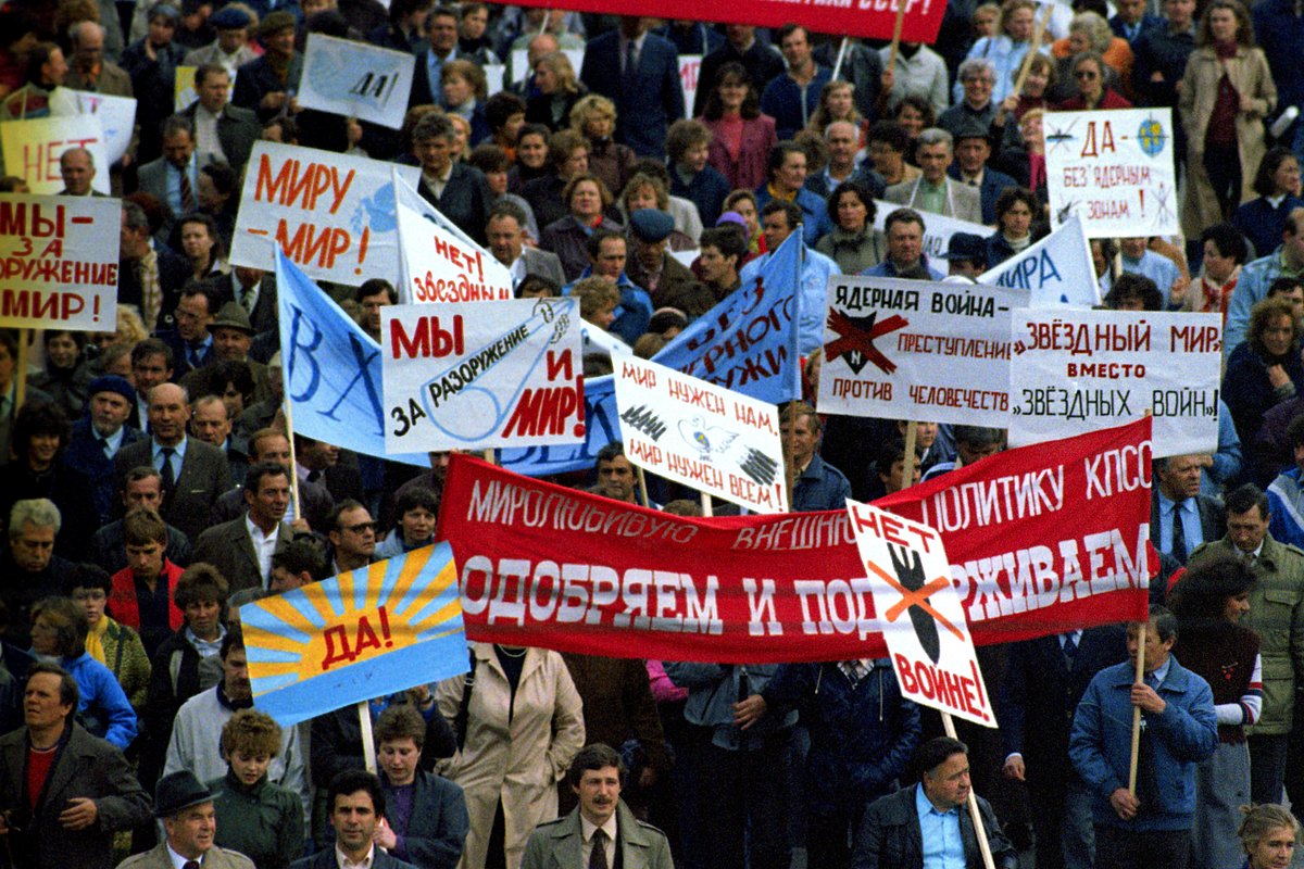 Митинг против ядерной эскалации во время начатой Горбачевым перестройки
