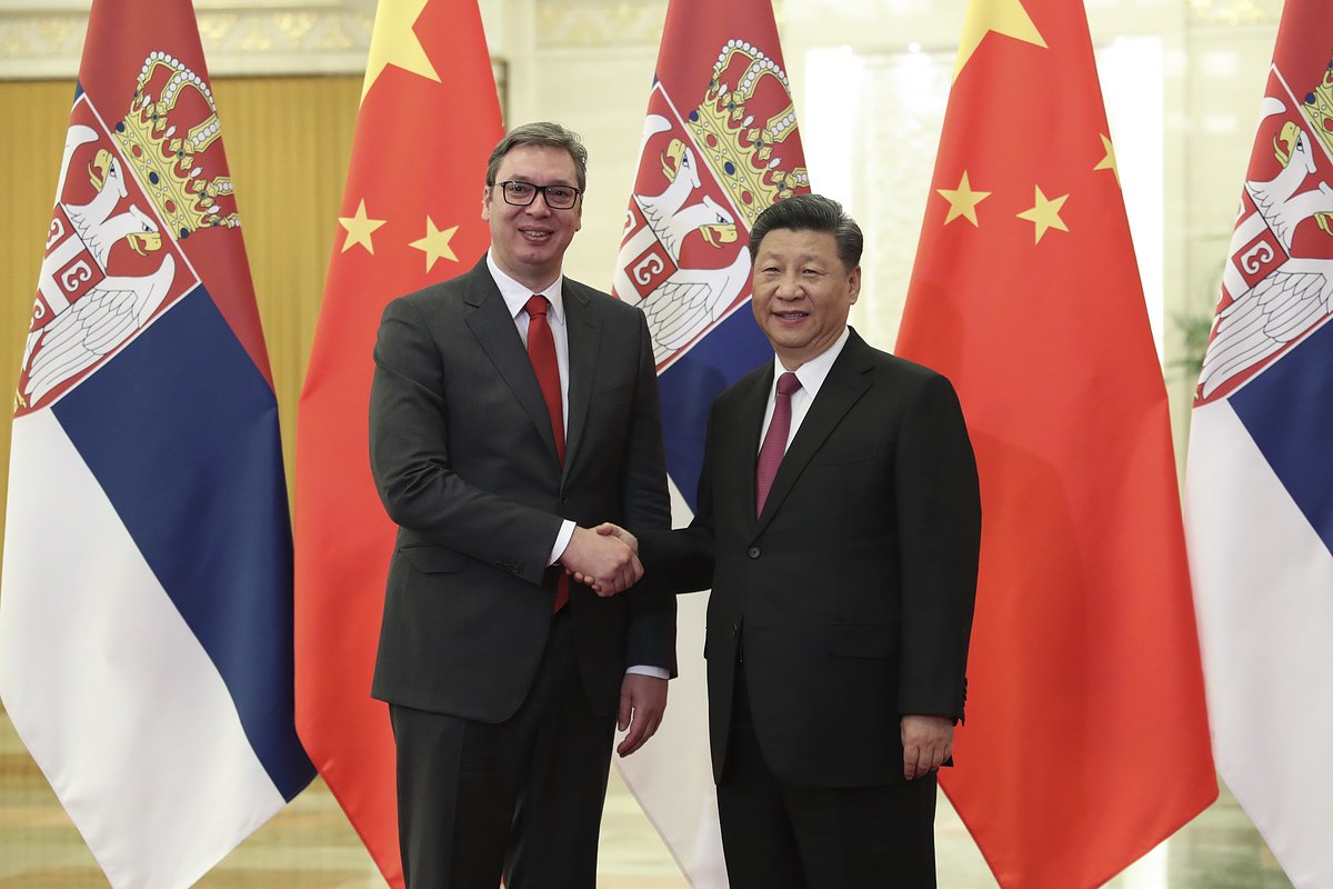 Президент Сербии Александр Вучич и председатель Китая Си Цзиньпин перед встречей в Большом зале народных собраний в Пекине. КНР, 25 апреля 2019 года