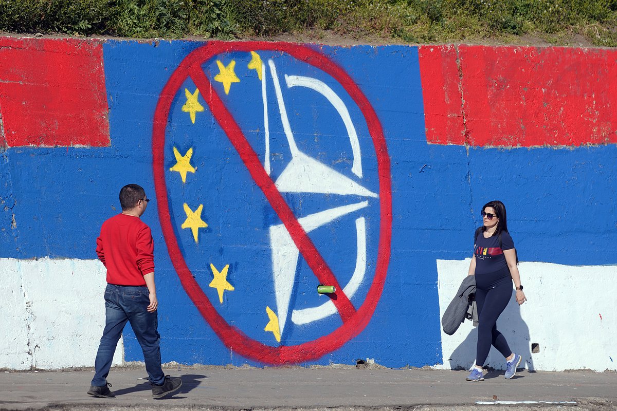 Граффити против вступления Сербии в ЕС и НАТО. Белград, 25 марта 2022 года