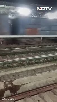 Молниеносная реакция сына спасла мать от гибели под колесами поезда